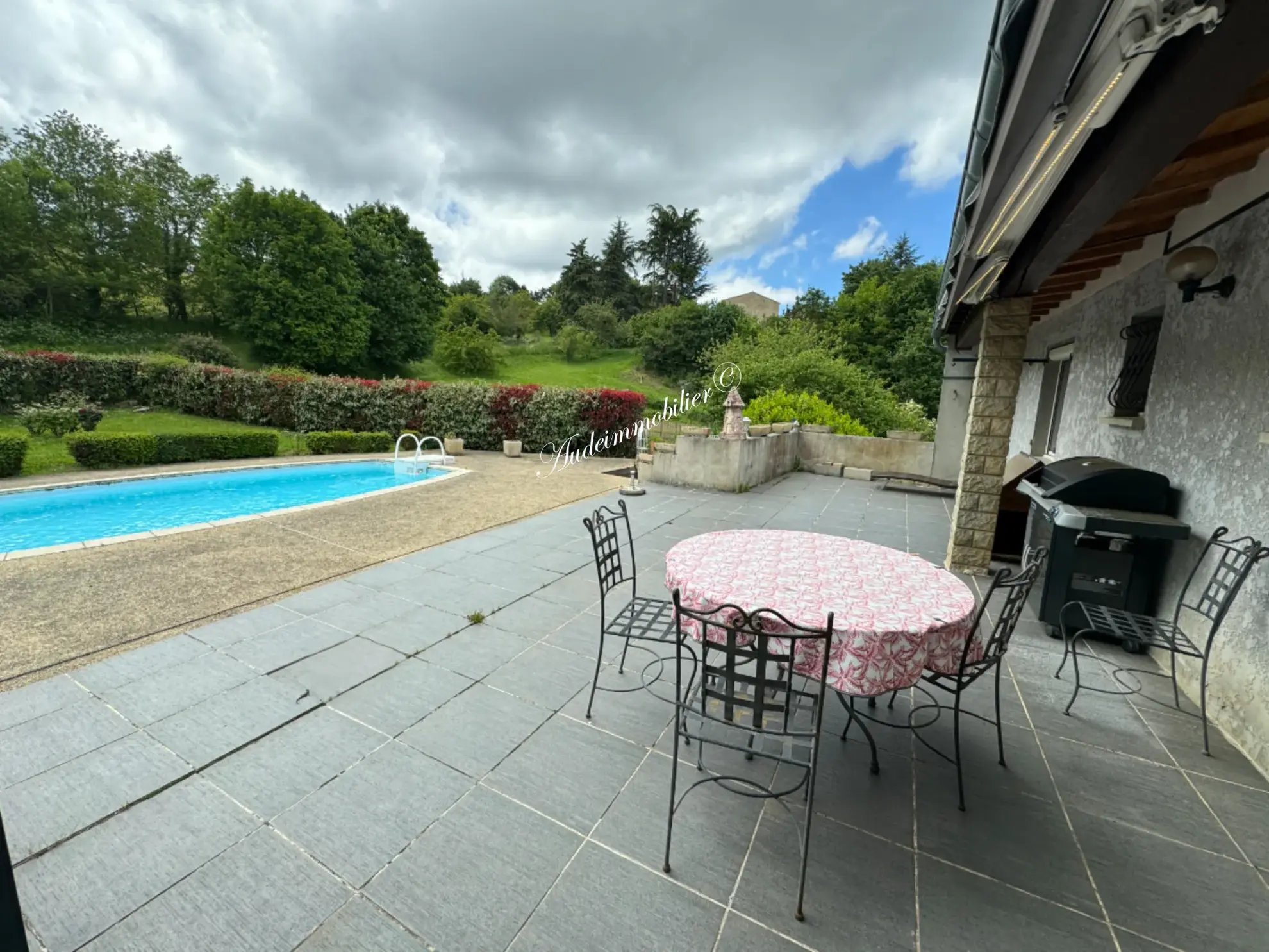 Maison avec jardin, piscine et dépendance à Belcastel et Buc 