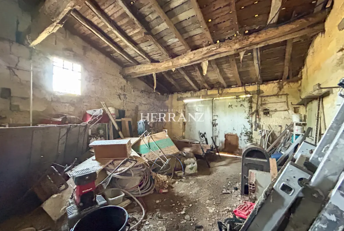 Maison 5 pièces à Abzac à rénover sur terrain de 2788 m² 
