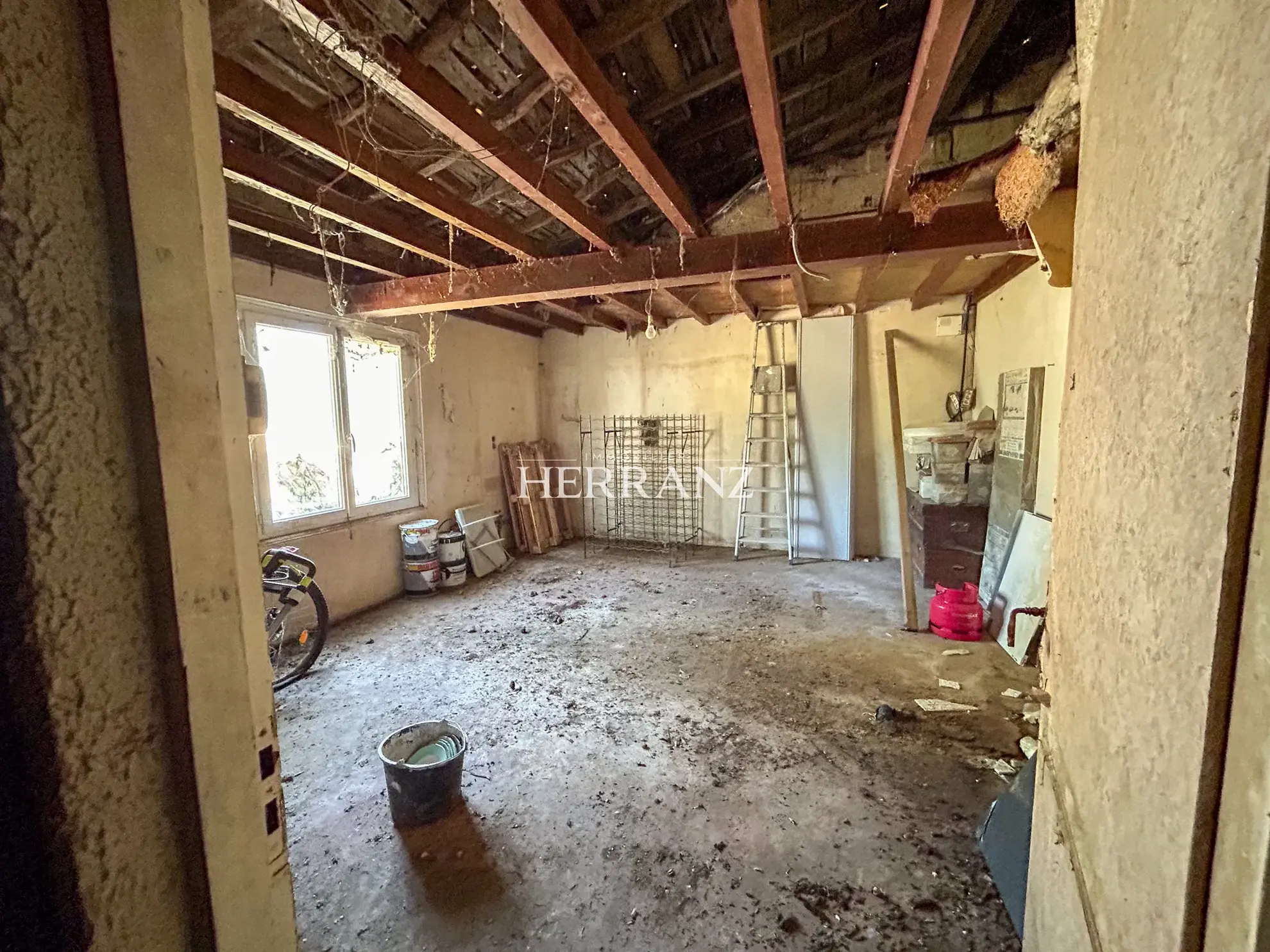 Maison 5 pièces à Abzac à rénover sur terrain de 2788 m² 