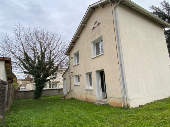 Maison à vendre à Monsempron-Libos, 3 chambres avec 546 m² de terrain 