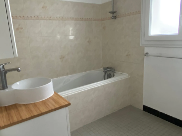 Maison à vendre à Monsempron-Libos, 3 chambres avec 546 m² de terrain 