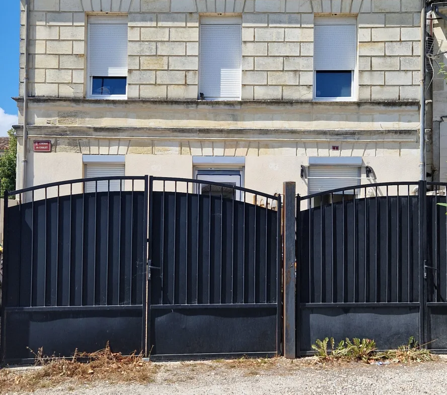 Bel immeuble ancien à Arcins - Vendus libres de locataires 
