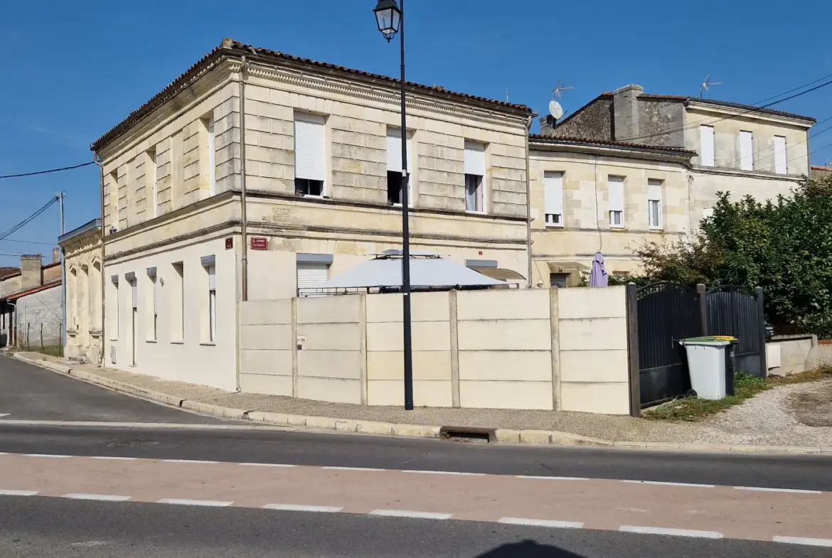 Bel immeuble ancien à Arcins - Vendus libres de locataires 