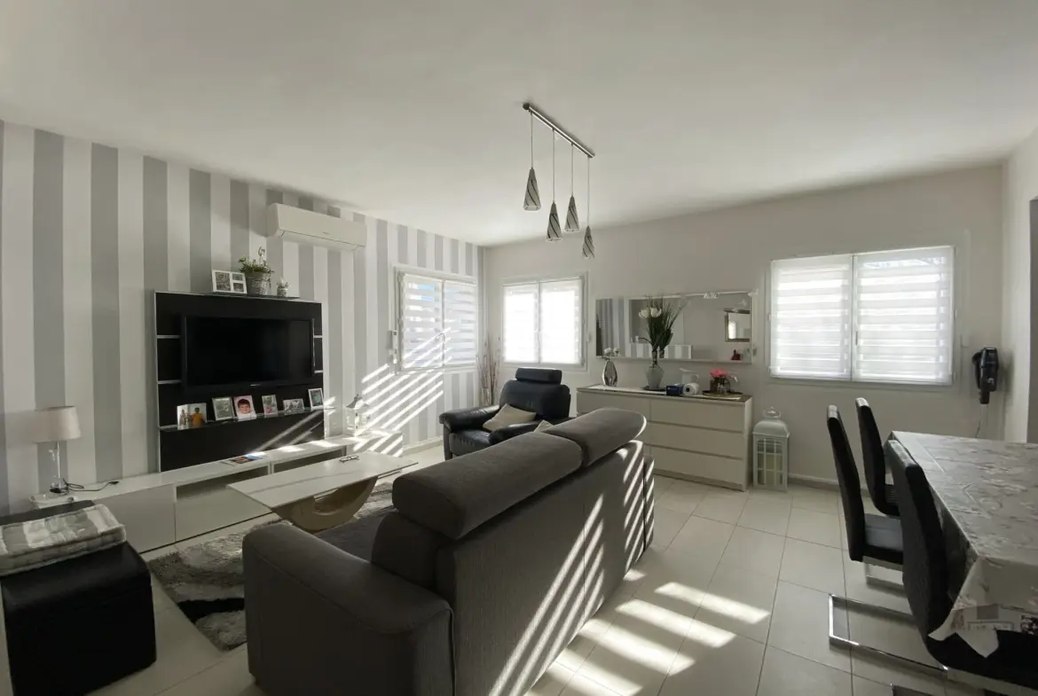 À Vendre: Maison 3 Pièces avec Jardin et Stationnements à Vias 