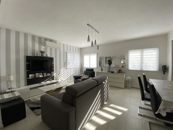 À Vendre: Maison 3 Pièces avec Jardin et Stationnements à Vias 