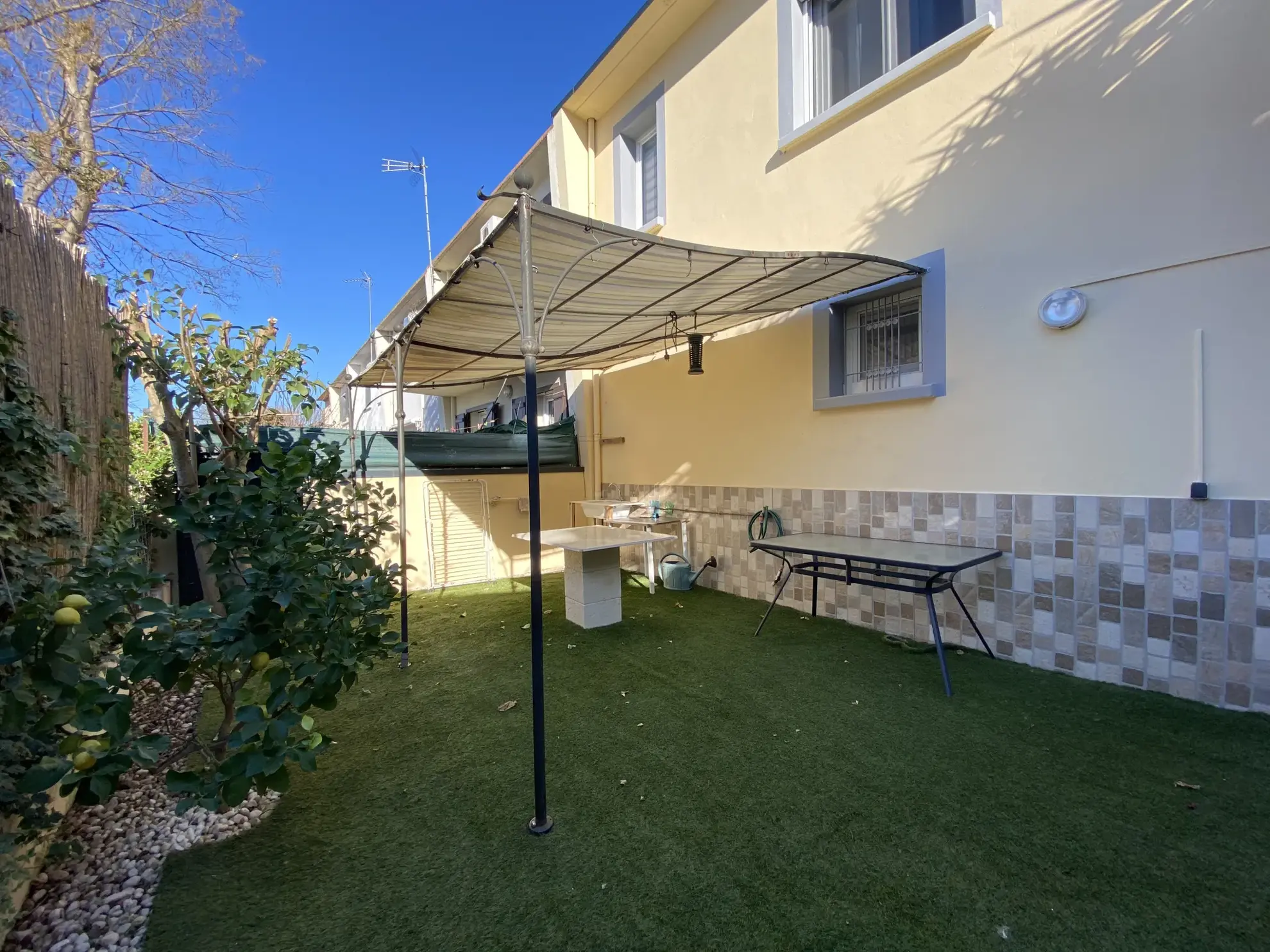 À Vendre: Maison 3 Pièces avec Jardin et Stationnements à Vias 