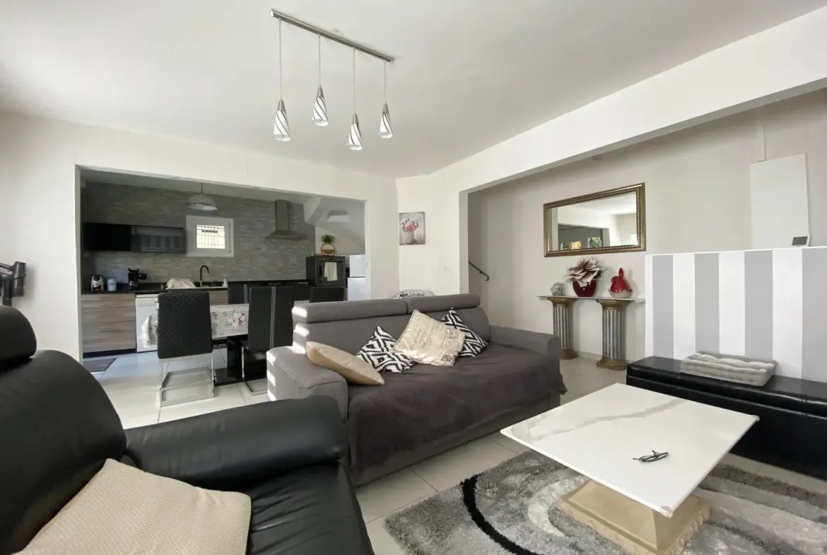 À Vendre: Maison 3 Pièces avec Jardin et Stationnements à Vias 