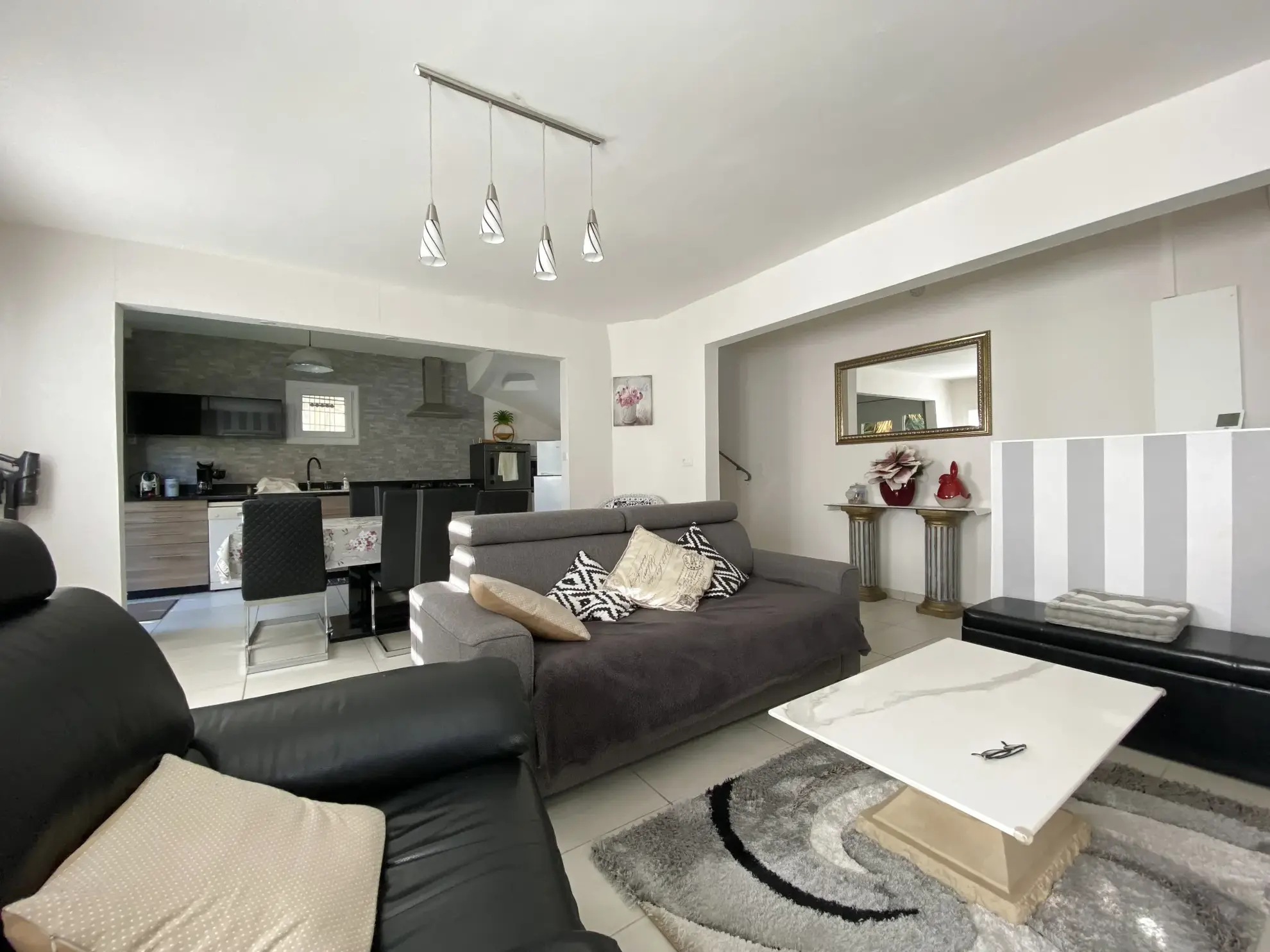 À Vendre: Maison 3 Pièces avec Jardin et Stationnements à Vias 