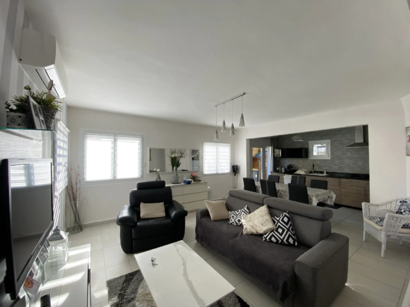 À Vendre: Maison 3 Pièces avec Jardin et Stationnements à Vias 