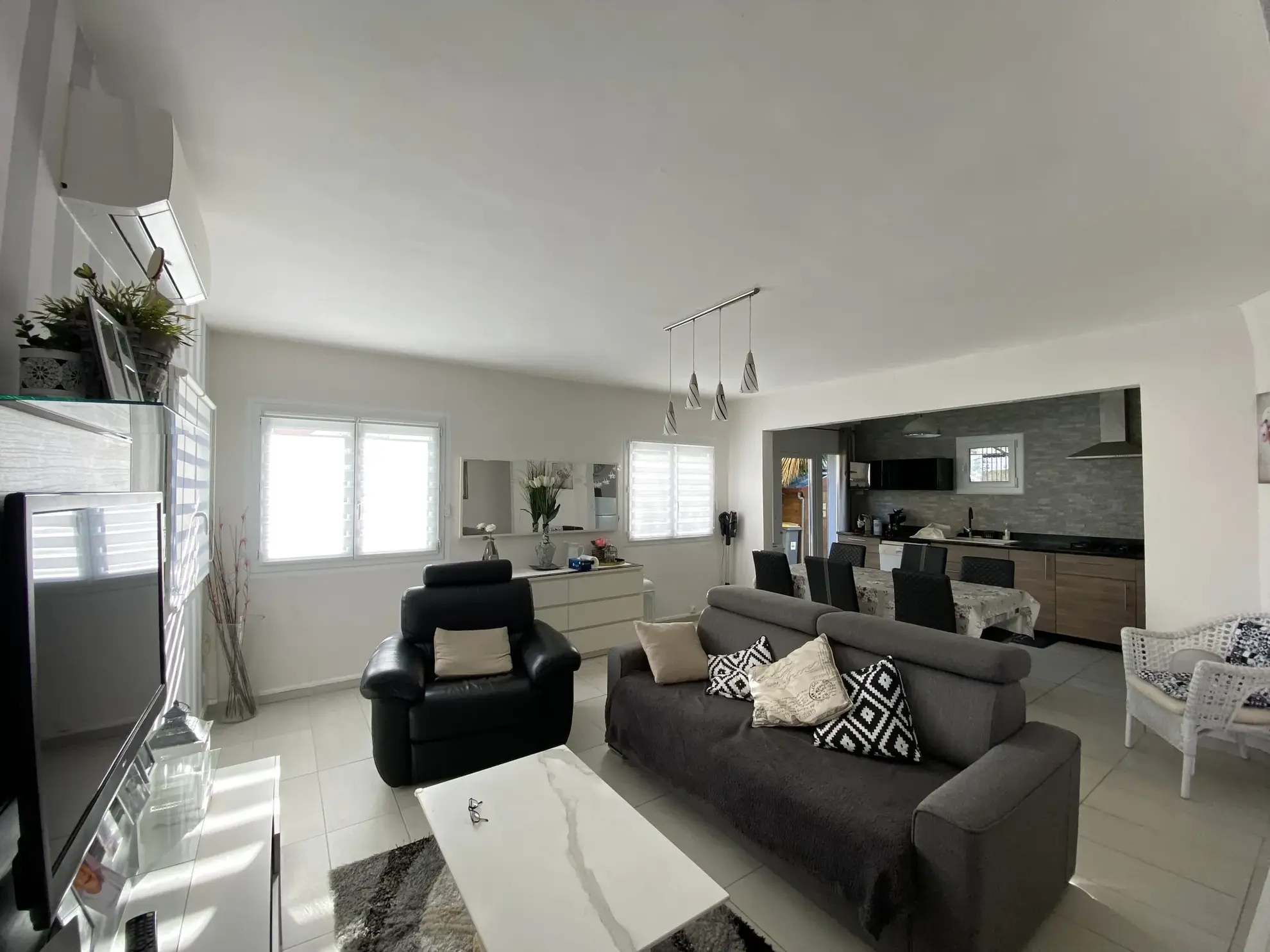 À Vendre: Maison 3 Pièces avec Jardin et Stationnements à Vias 