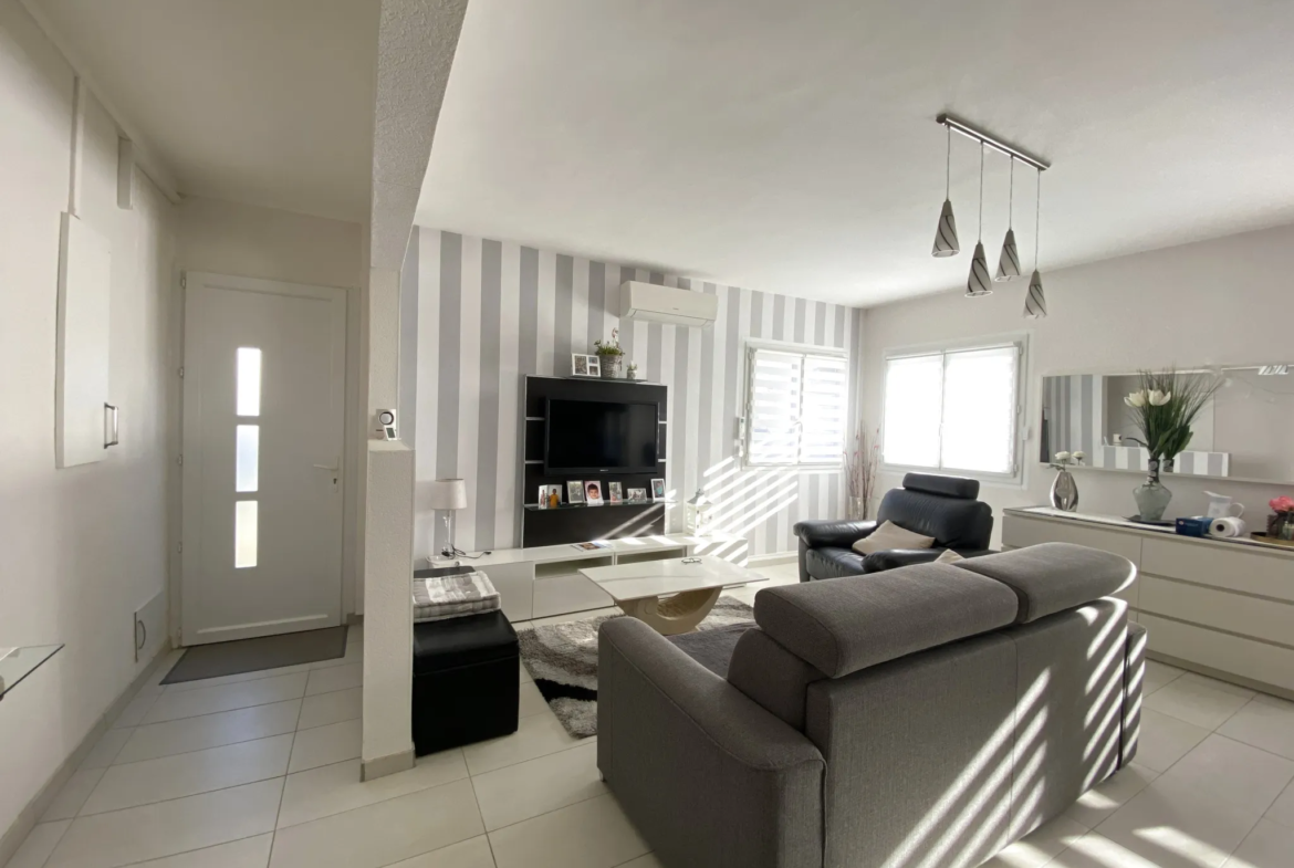 À Vendre: Maison 3 Pièces avec Jardin et Stationnements à Vias 