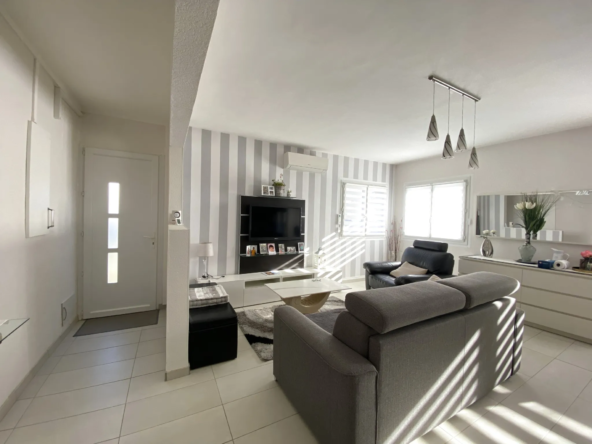 À Vendre: Maison 3 Pièces avec Jardin et Stationnements à Vias 