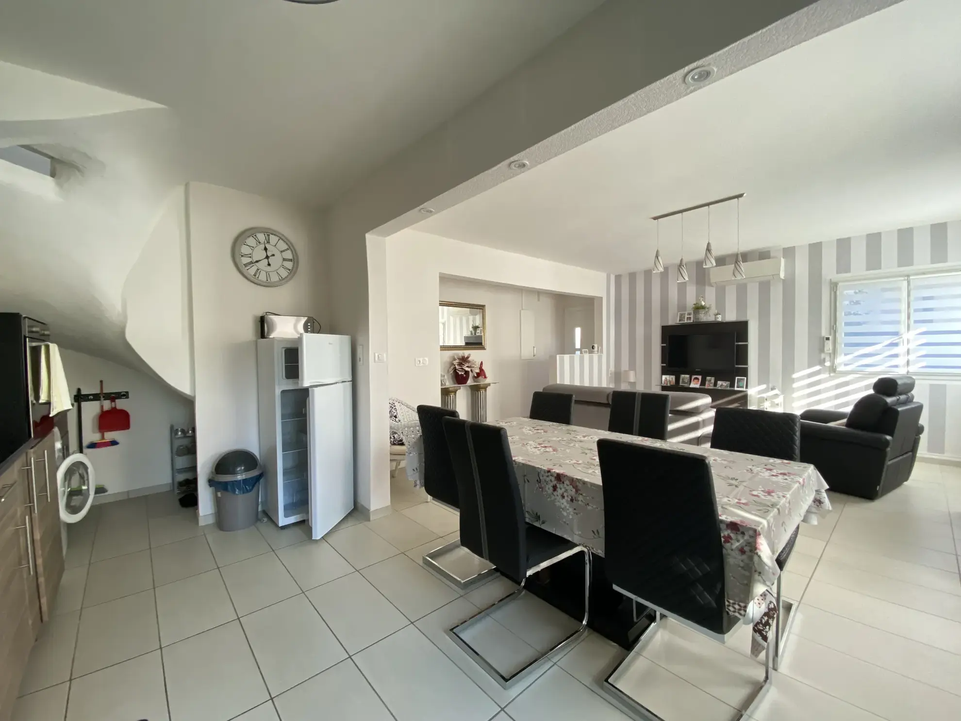 À Vendre: Maison 3 Pièces avec Jardin et Stationnements à Vias 
