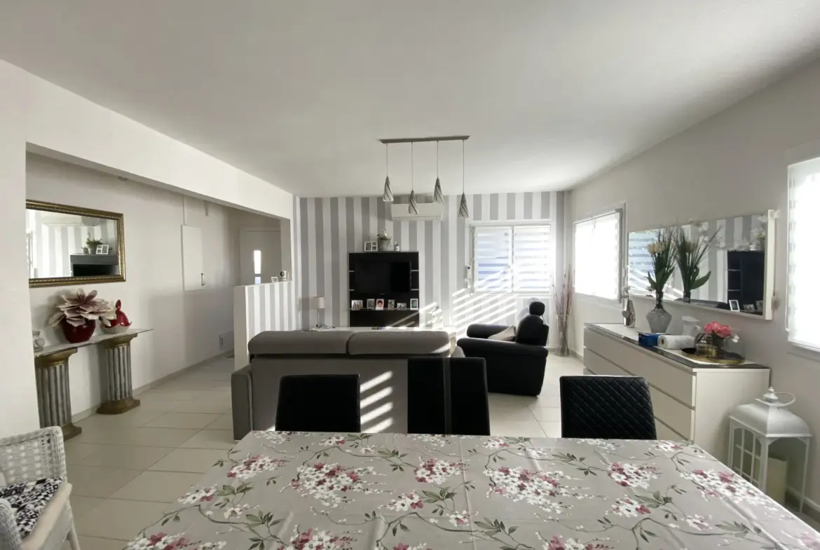 À Vendre: Maison 3 Pièces avec Jardin et Stationnements à Vias 