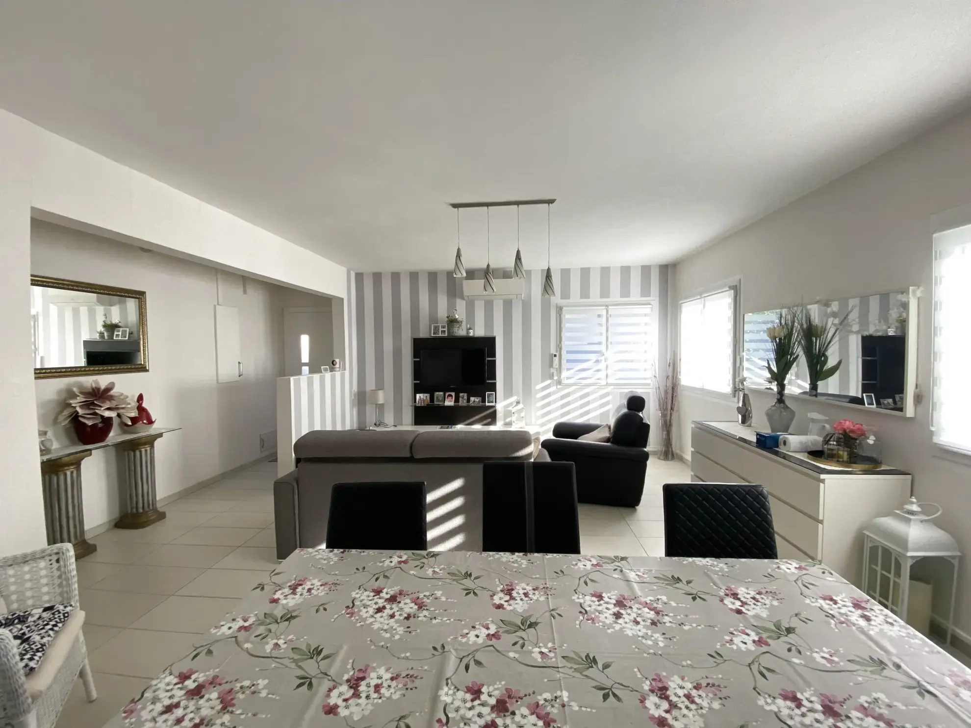À Vendre: Maison 3 Pièces avec Jardin et Stationnements à Vias 