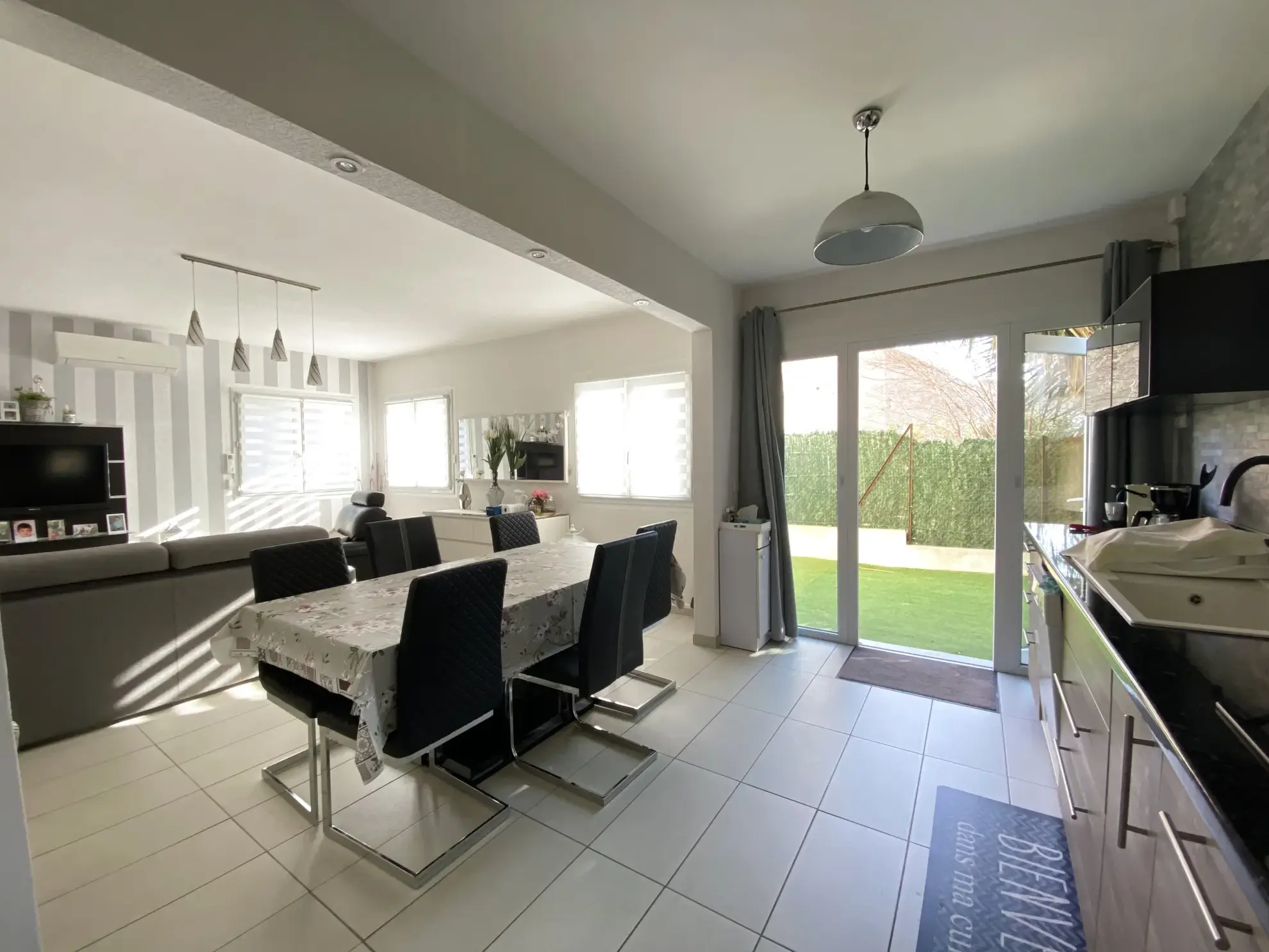 À Vendre: Maison 3 Pièces avec Jardin et Stationnements à Vias 