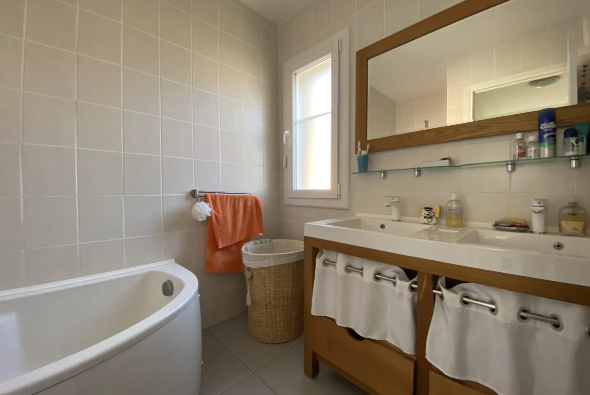 À Vendre: Maison 3 Pièces avec Jardin et Stationnements à Vias 