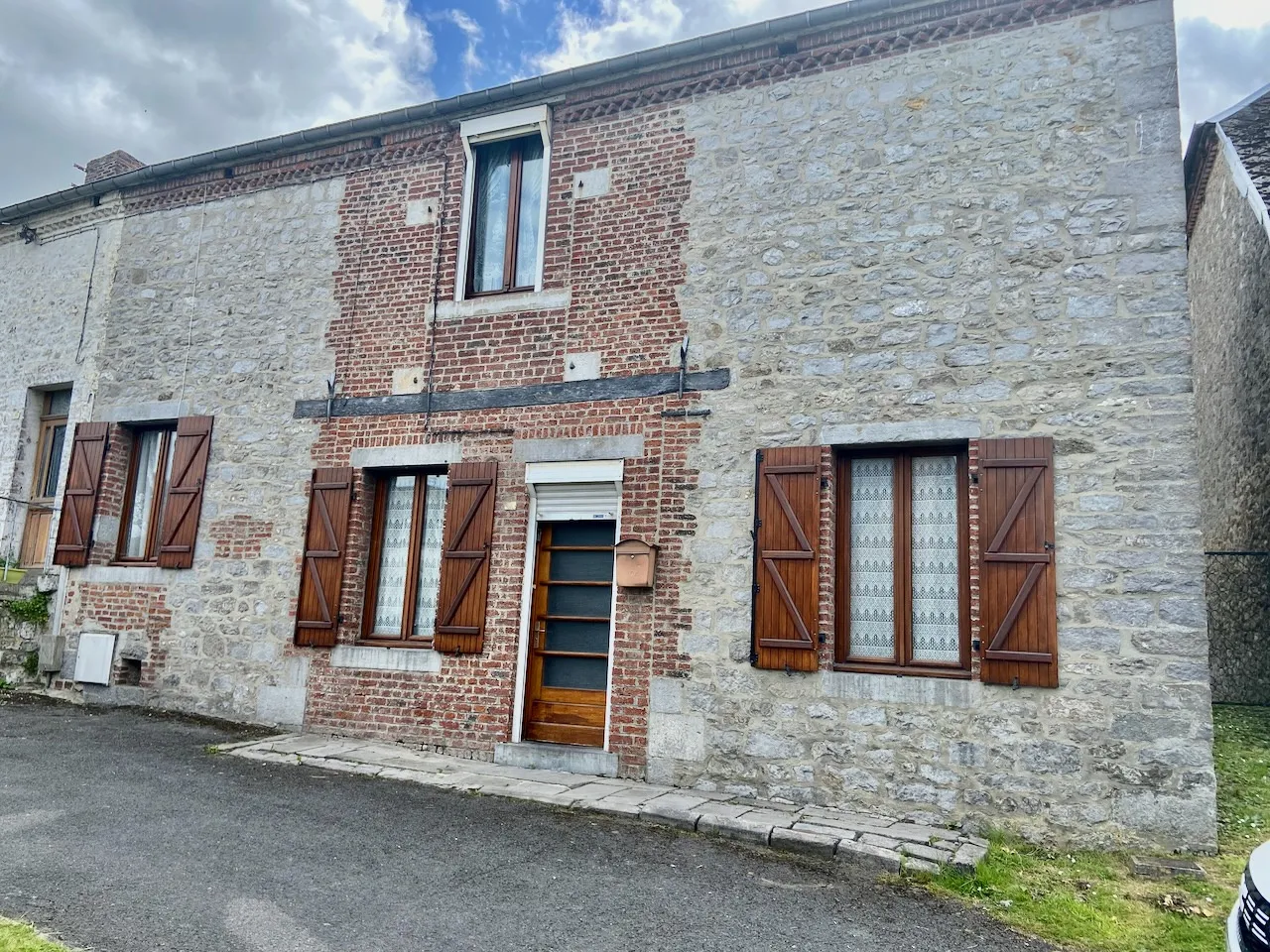 Charmante Maison Semi-Individuelle à Avesnelles à Renover 