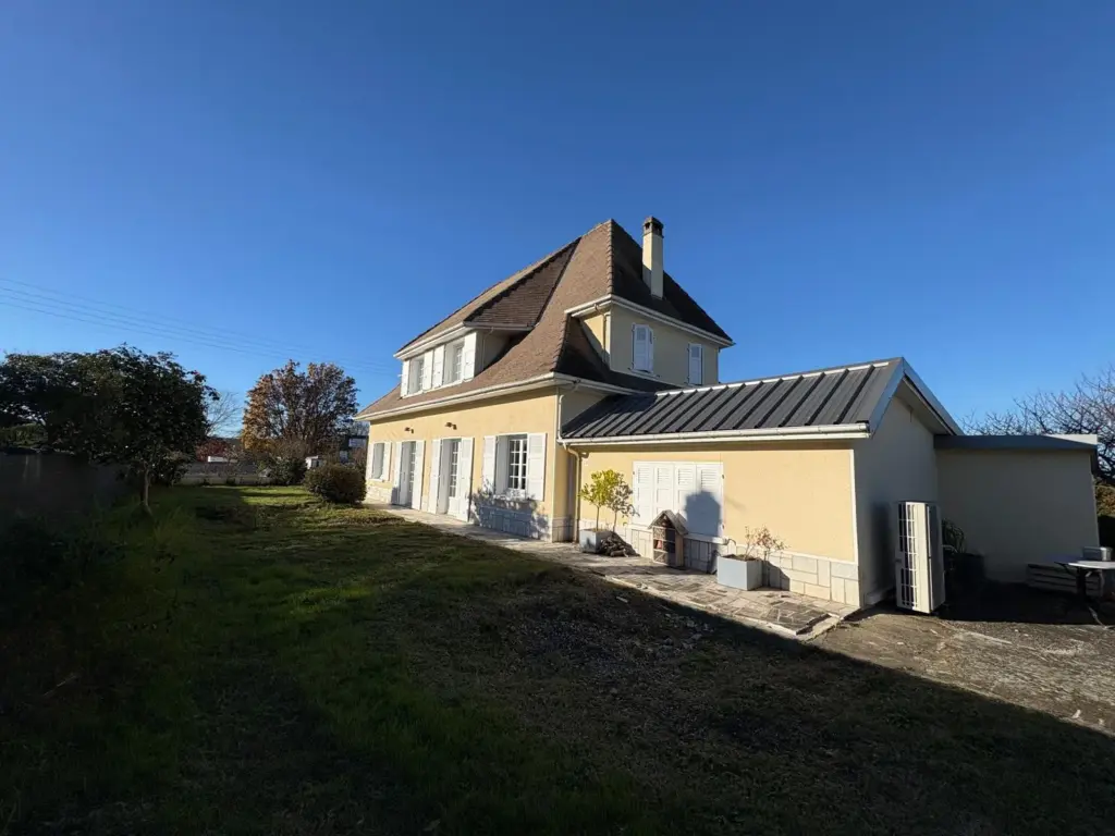 Maison rénovée avec 4 chambres à Vic-en-Bigorre à vendre