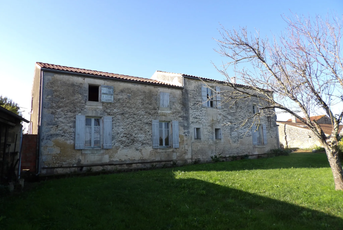 Maison charentaise à rénover près de Saint-Savinien 