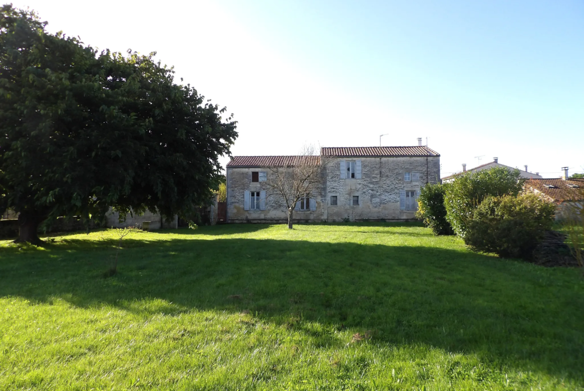 Maison charentaise à rénover près de Saint-Savinien 