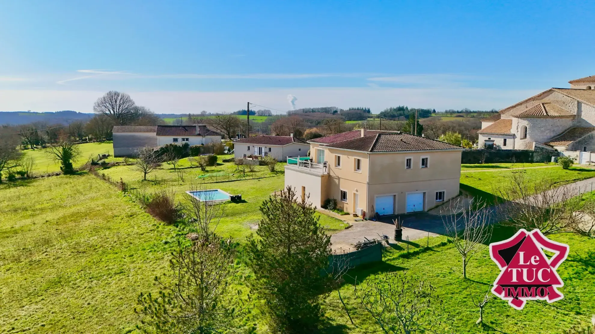 Maison contemporaine avec piscine chauffée à Massoules 