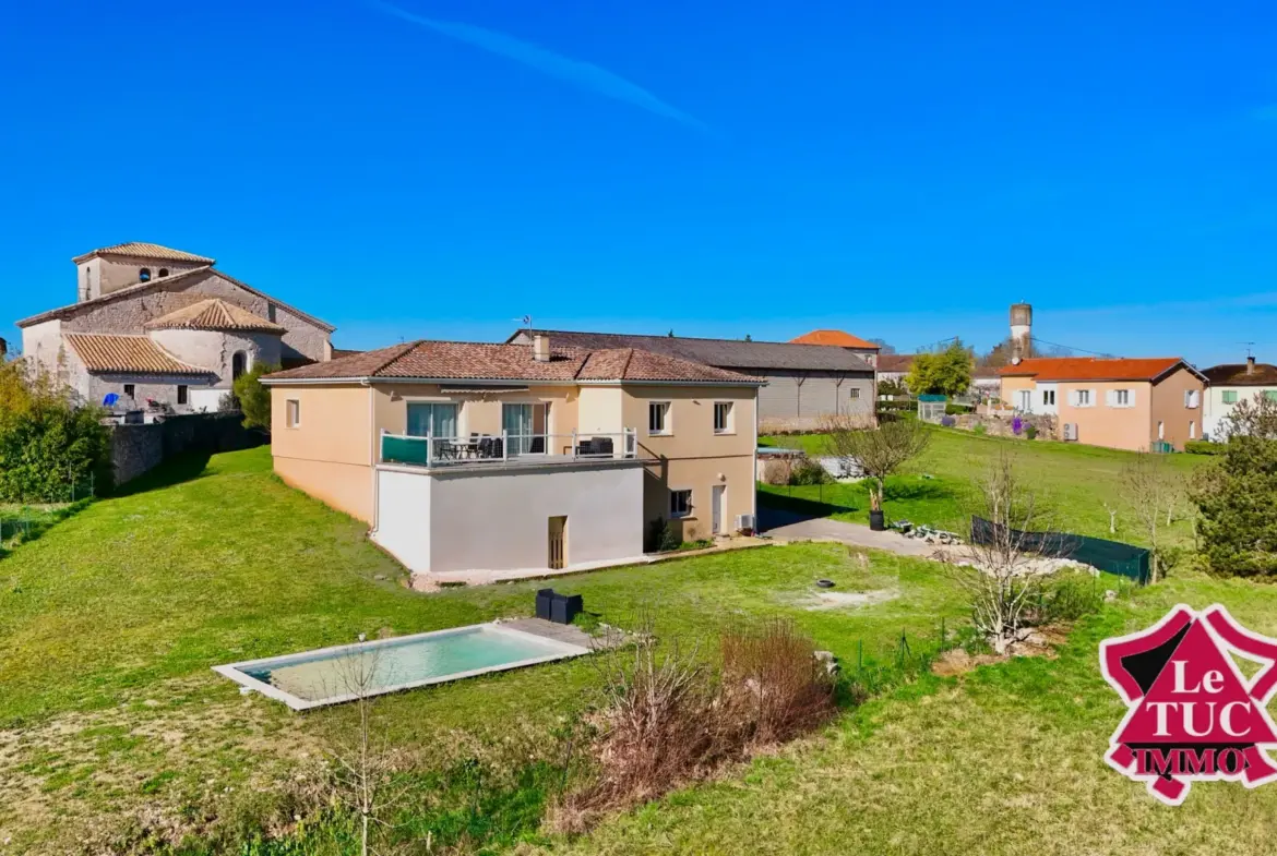 Maison contemporaine avec piscine chauffée à Massoules 