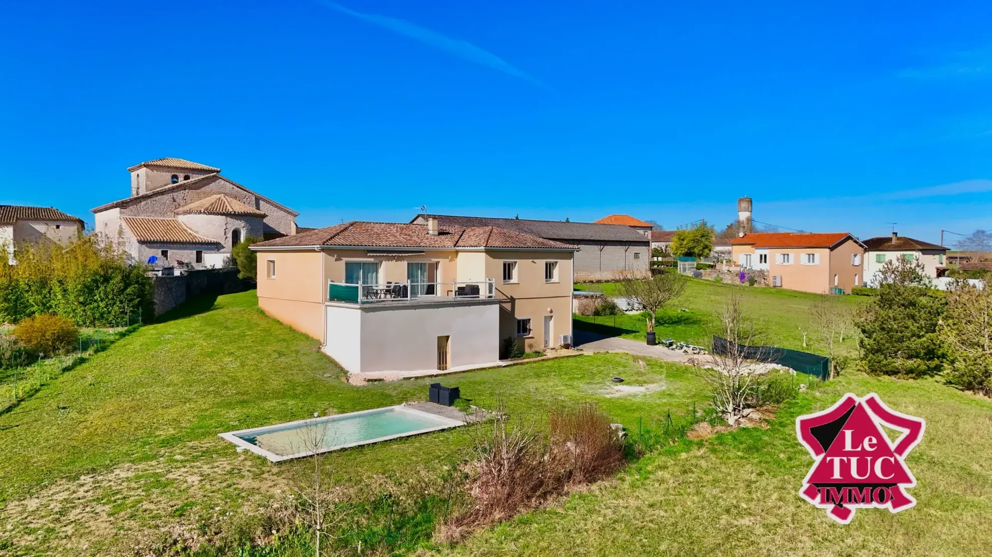 Maison contemporaine avec piscine chauffée à Massoules 