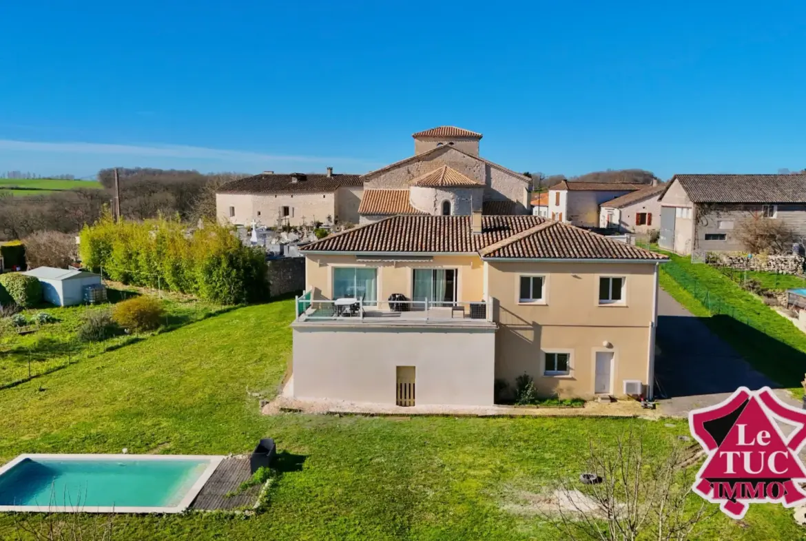 Maison contemporaine avec piscine chauffée à Massoules 