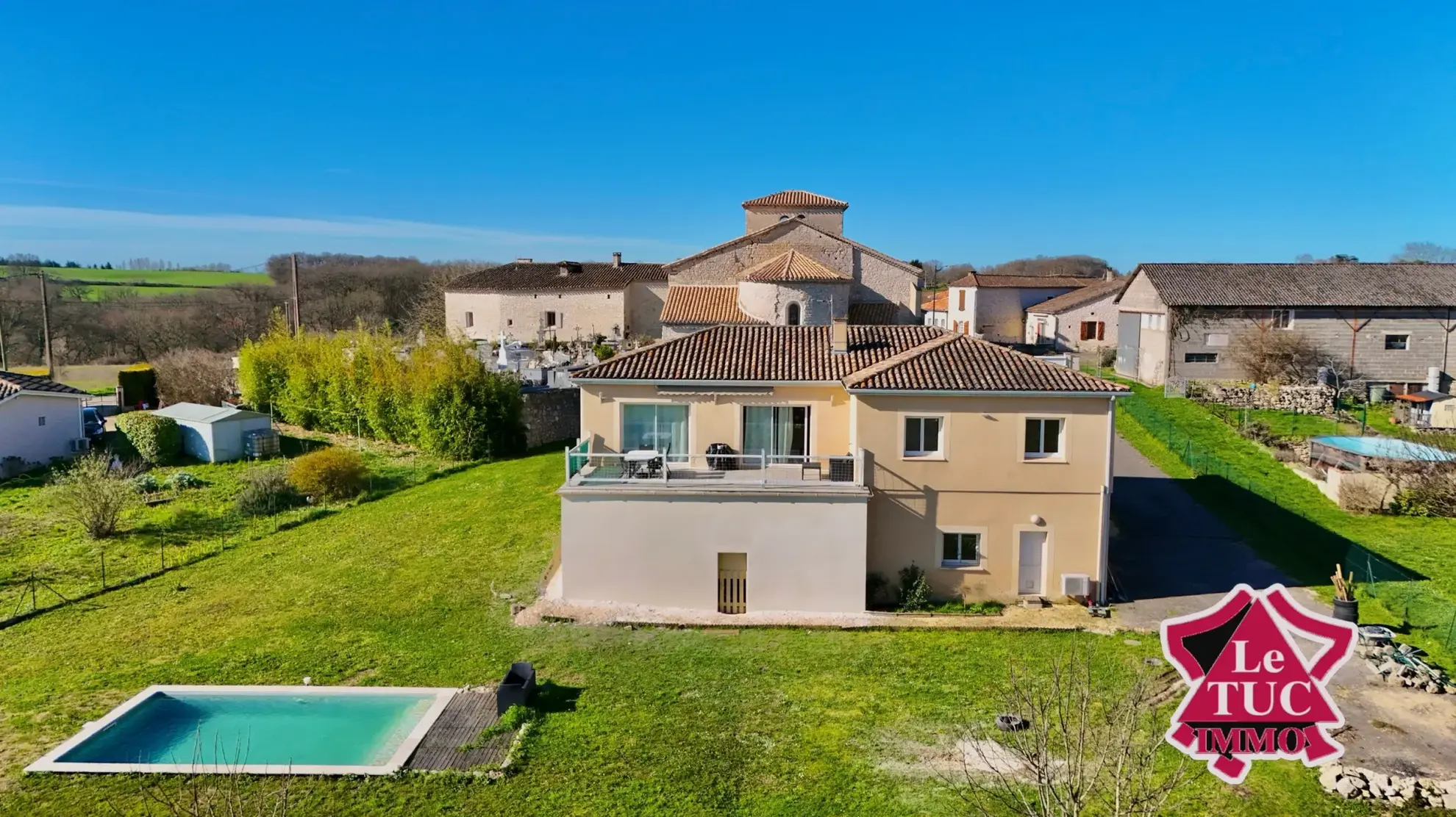 Maison contemporaine avec piscine chauffée à Massoules 