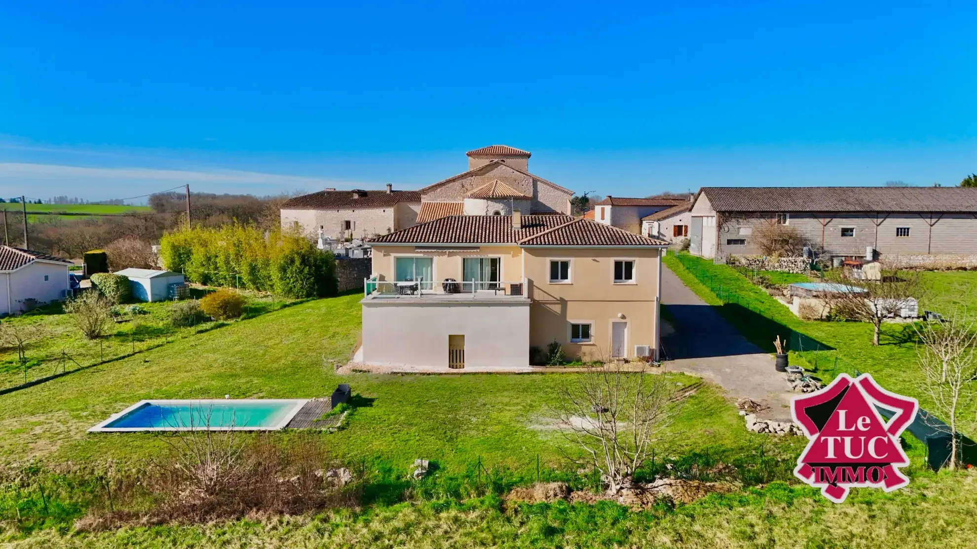 Maison contemporaine avec piscine chauffée à Massoules 