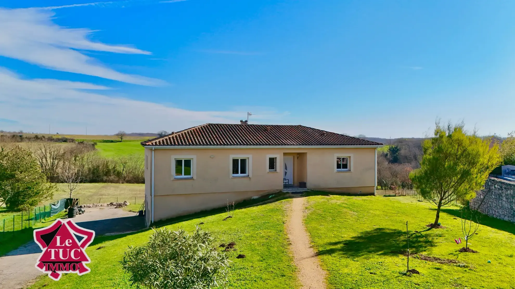 Maison contemporaine avec piscine chauffée à Massoules 