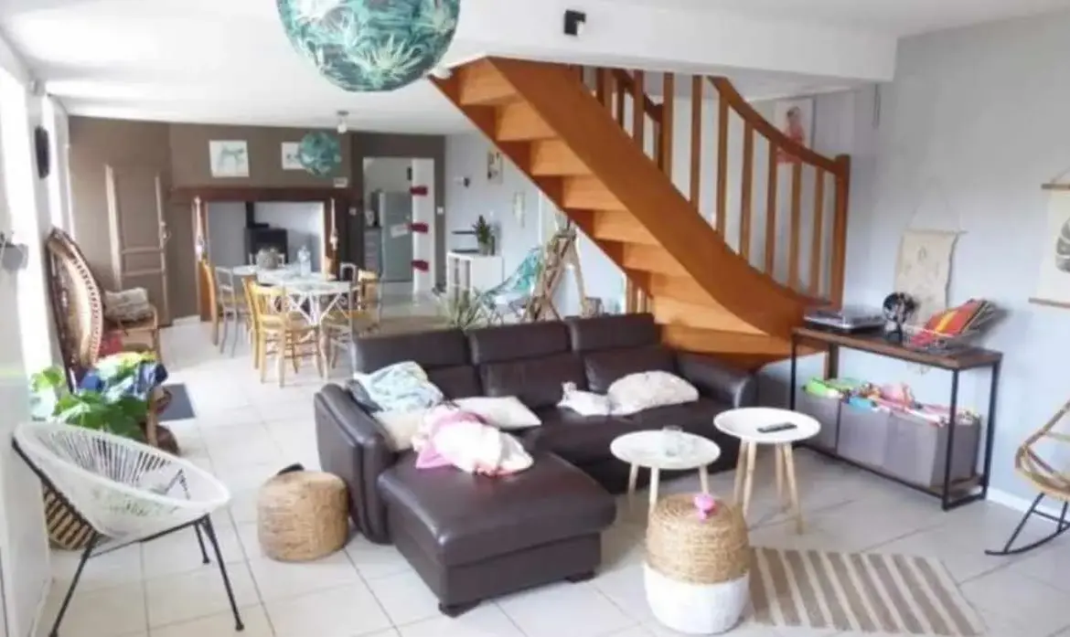 Longère spacieuse à vendre près de Limoges, 3 chambres sur 1300 m² 