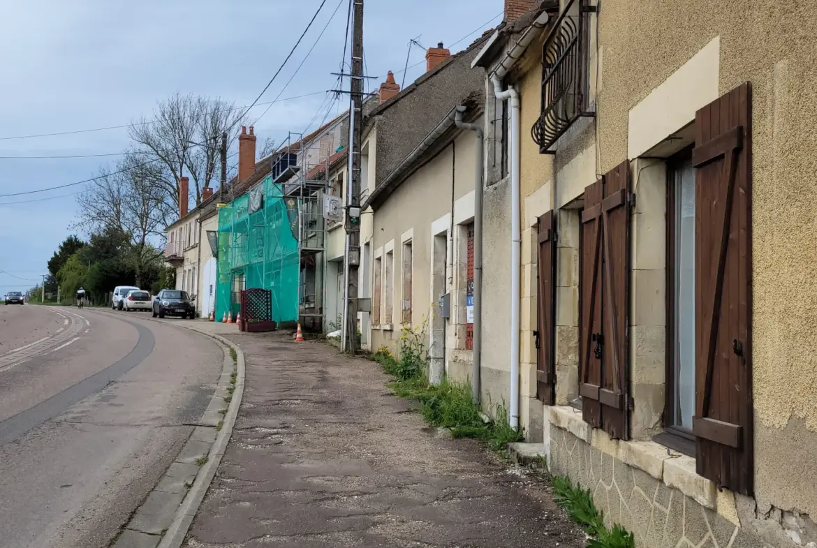 Maison de ville 3 pièces à rénover avec jardinet à Pougny 