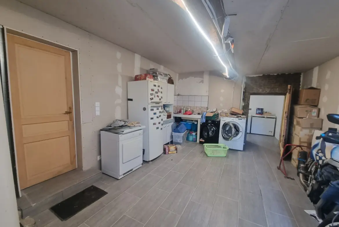 Longère spacieuse au Mêle-sur-Sarthe avec 2 chambres 