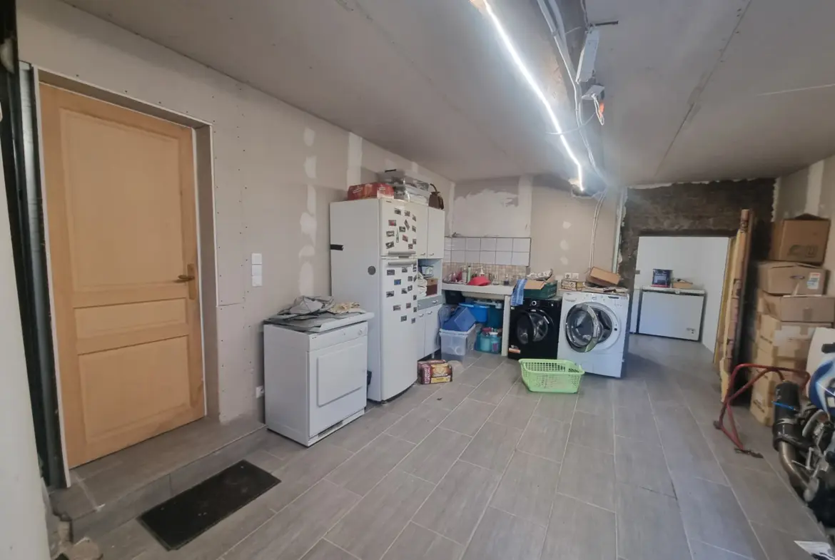 Longère spacieuse au Mêle-sur-Sarthe avec 2 chambres 