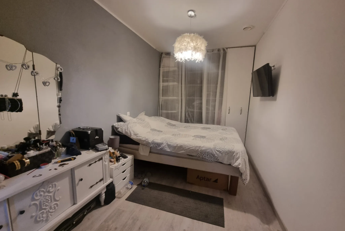 Longère spacieuse au Mêle-sur-Sarthe avec 2 chambres 