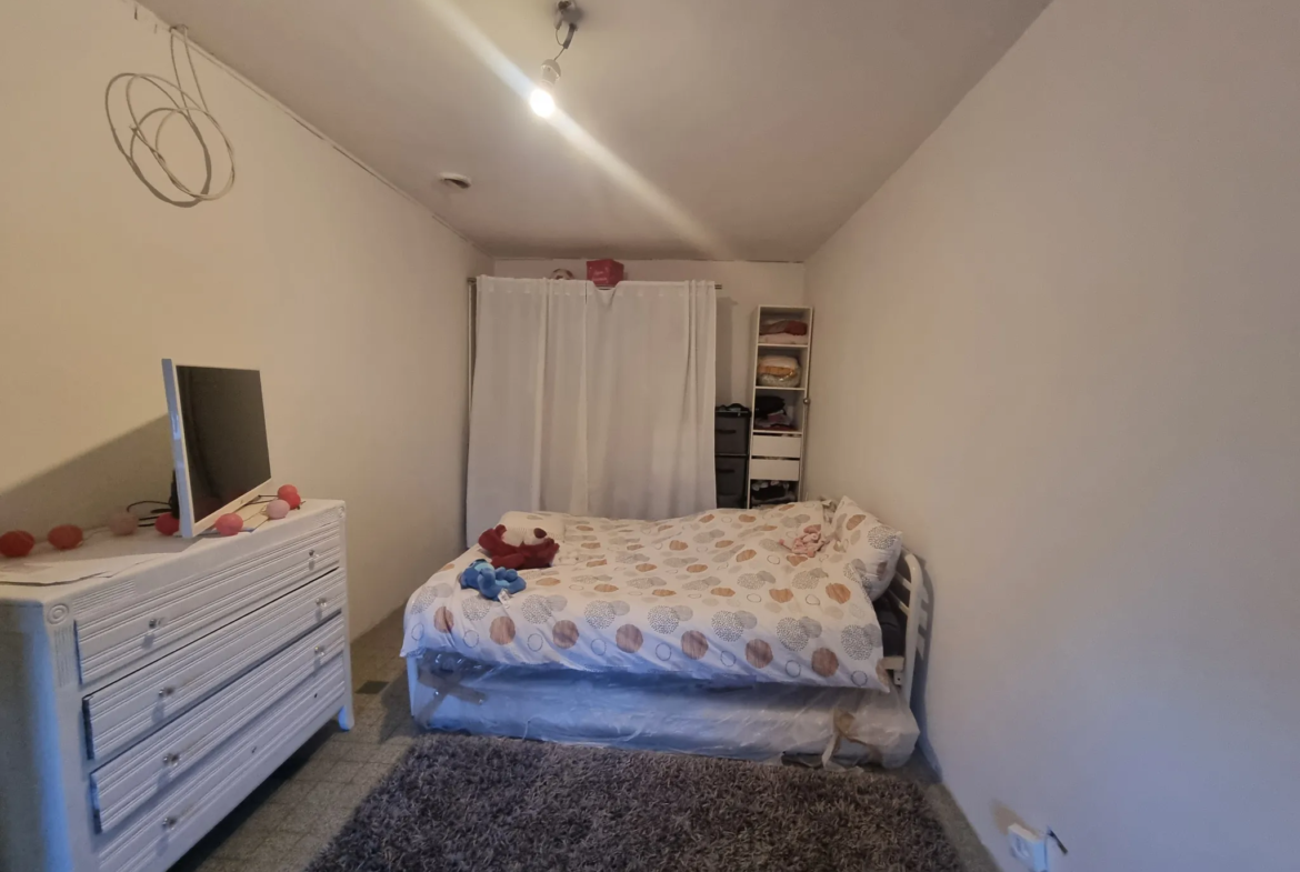 Longère spacieuse au Mêle-sur-Sarthe avec 2 chambres 