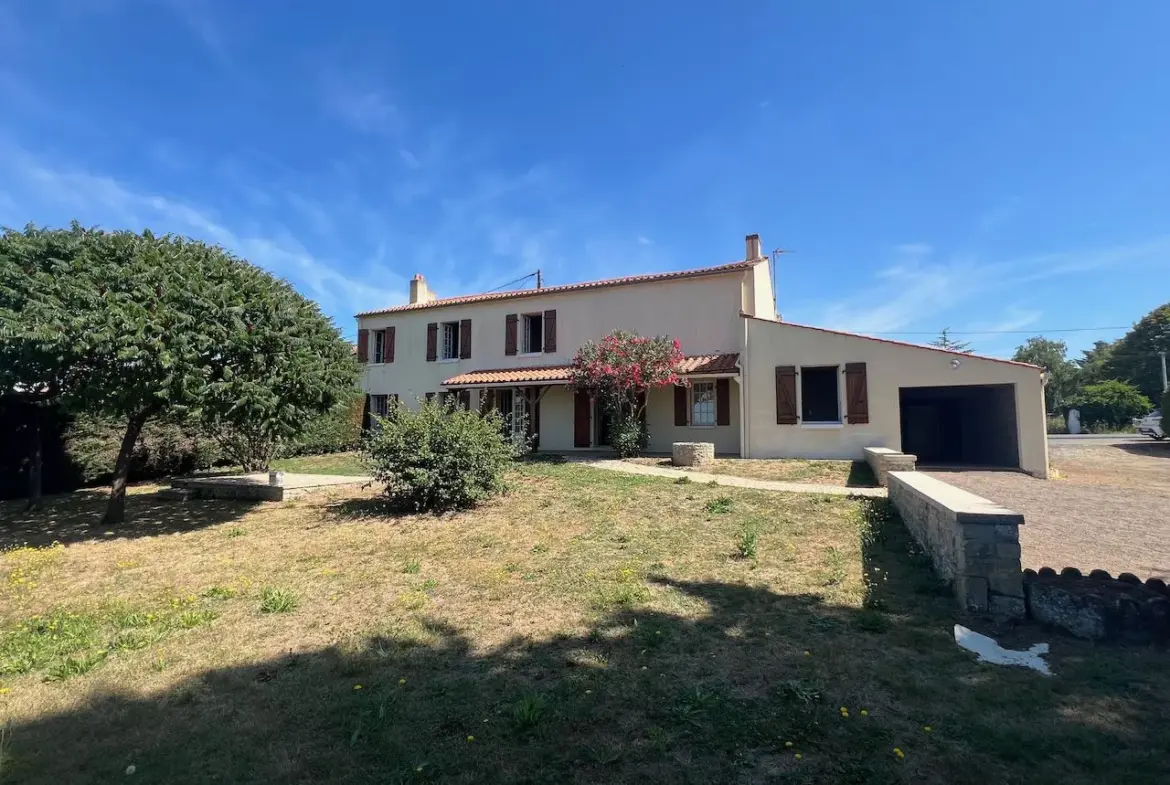 Charmante Maison en Pierres à Vendre à Sainte Hermine 