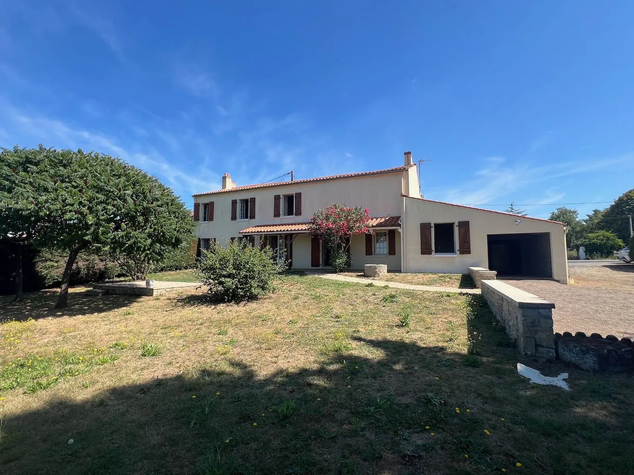 Charmante Maison en Pierres à Vendre à Sainte Hermine 