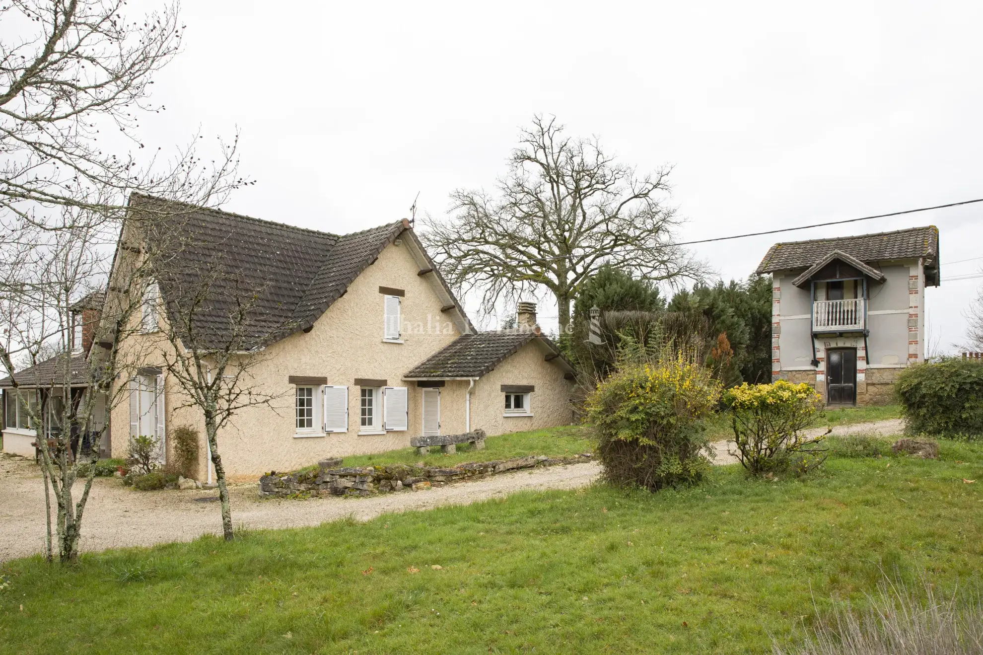 Charmante Villa Périgourdine avec Parc Arboré à Nontron 