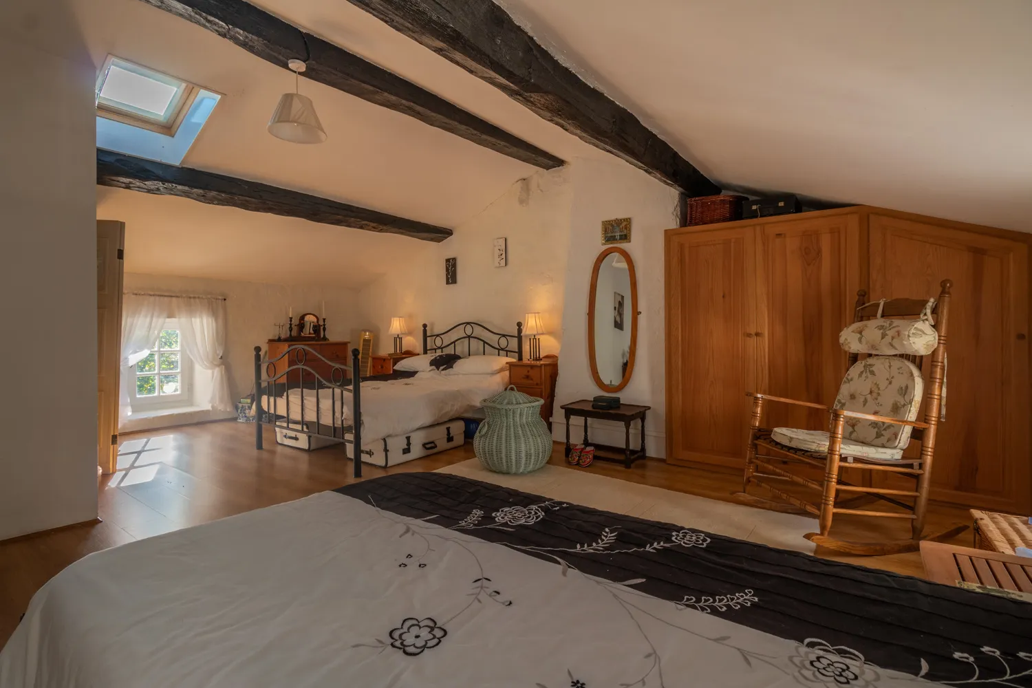 Maison ancienne charmante à Saint-Savinien avec cour et grotte 