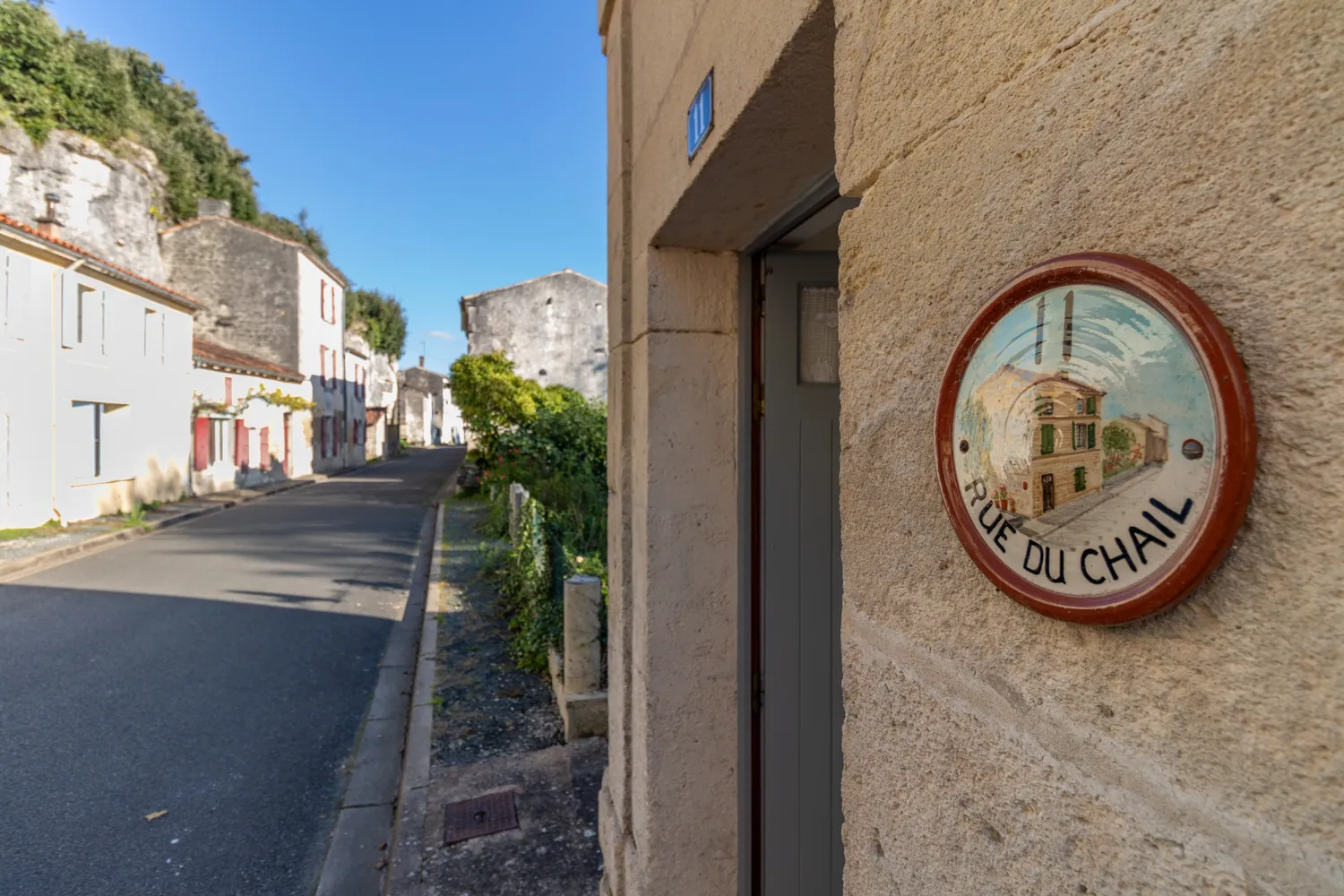 Maison ancienne charmante à Saint-Savinien avec cour et grotte 