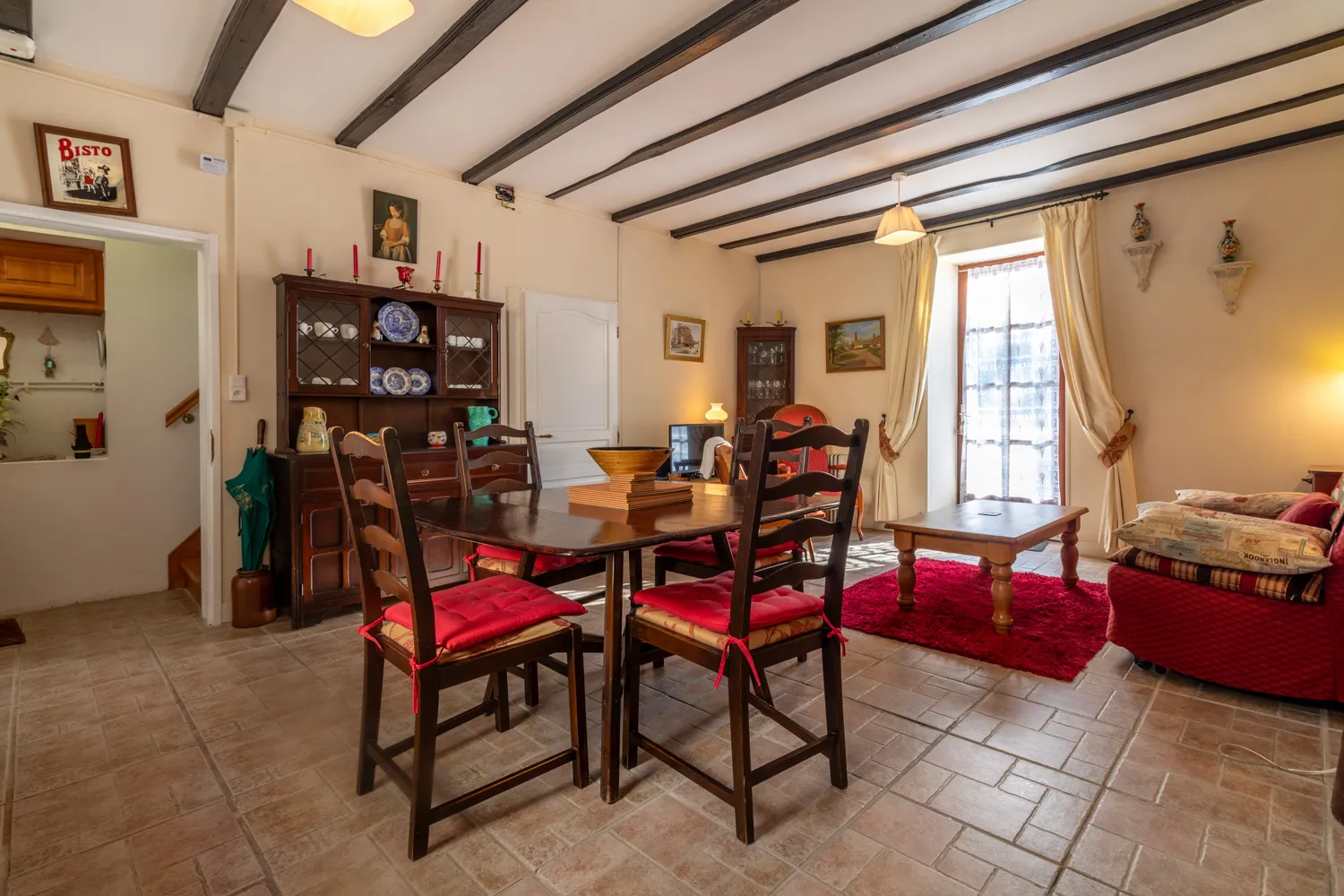 Maison ancienne charmante à Saint-Savinien avec cour et grotte 