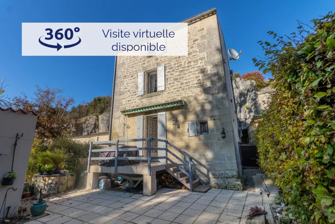 Maison ancienne charmante à Saint-Savinien avec cour et grotte 