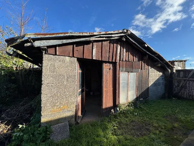 Terrain à bâtir à Sainte-Hermine avec dépendances 