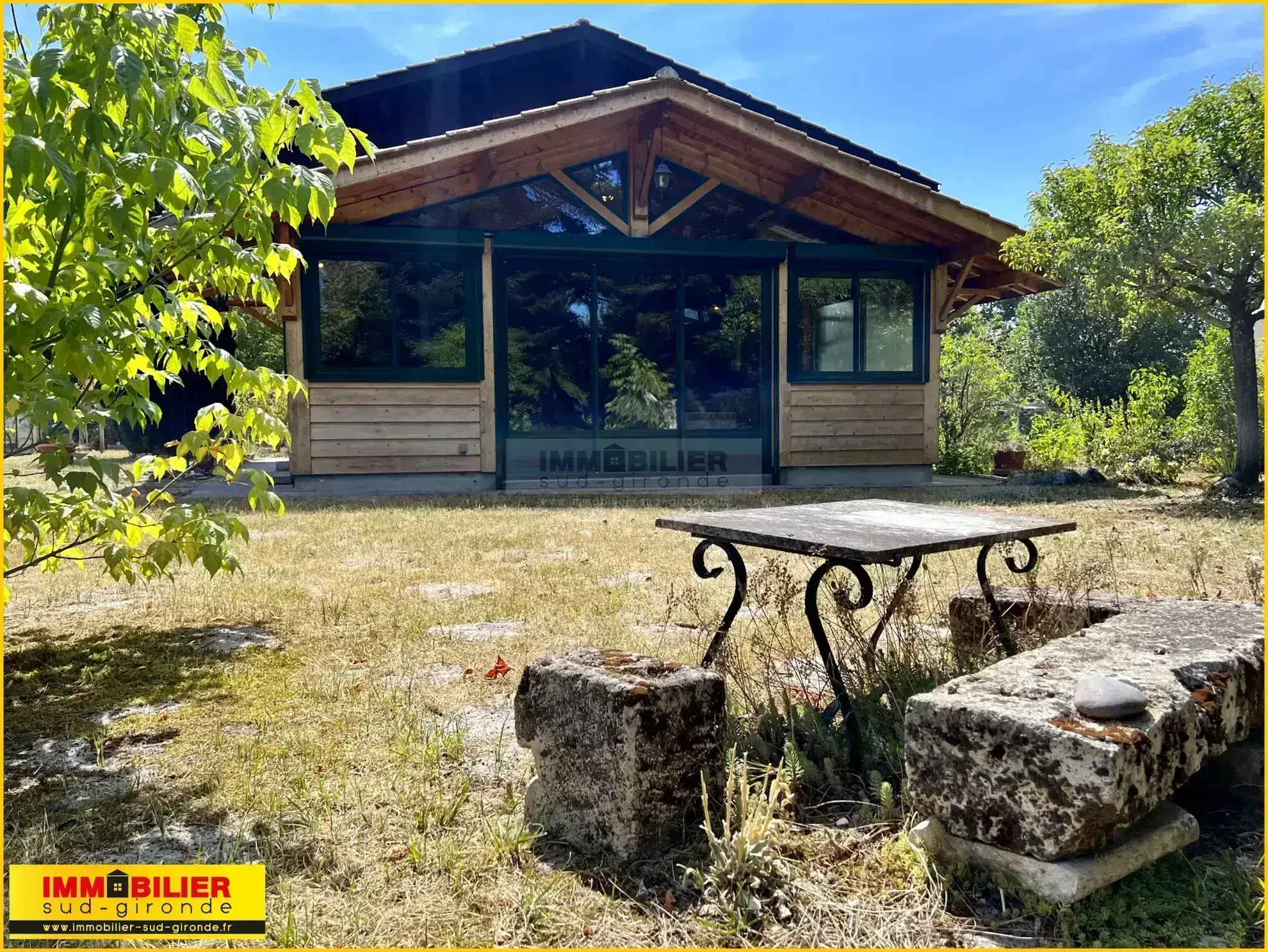 Maison en bois type chalet avec garage à Saint-Michel de Rieufret 