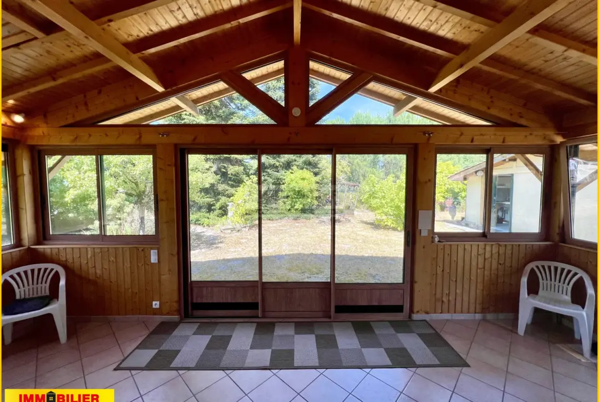 Maison en bois type chalet avec garage à Saint-Michel de Rieufret 