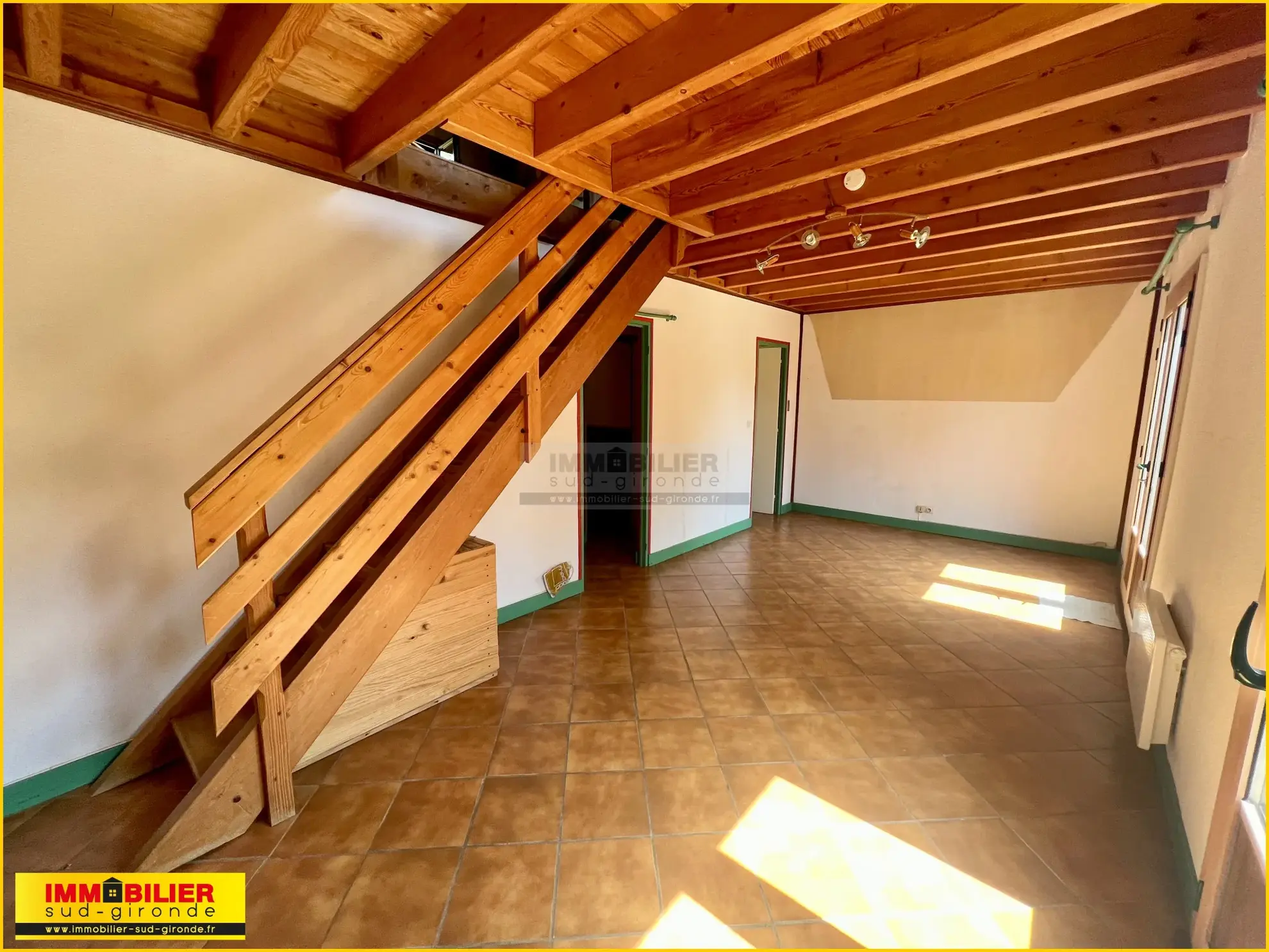 Maison en bois type chalet avec garage à Saint-Michel de Rieufret 