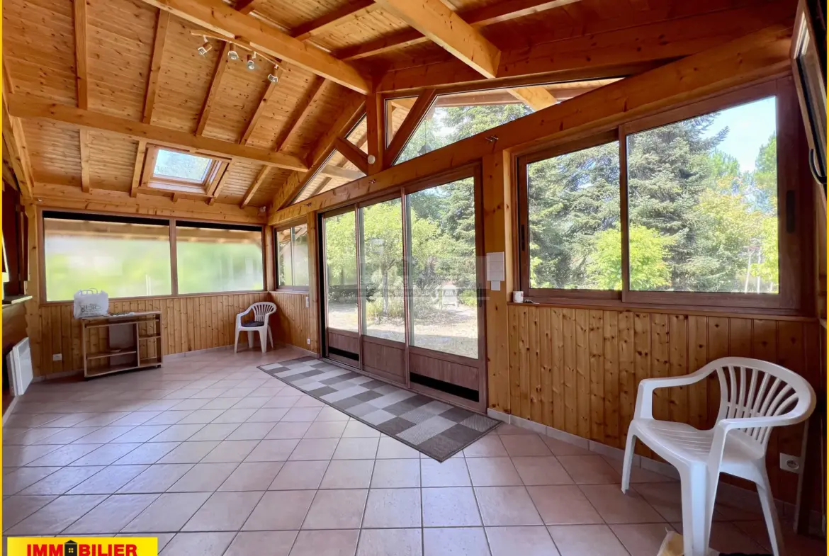 Maison en bois type chalet avec garage à Saint-Michel de Rieufret 